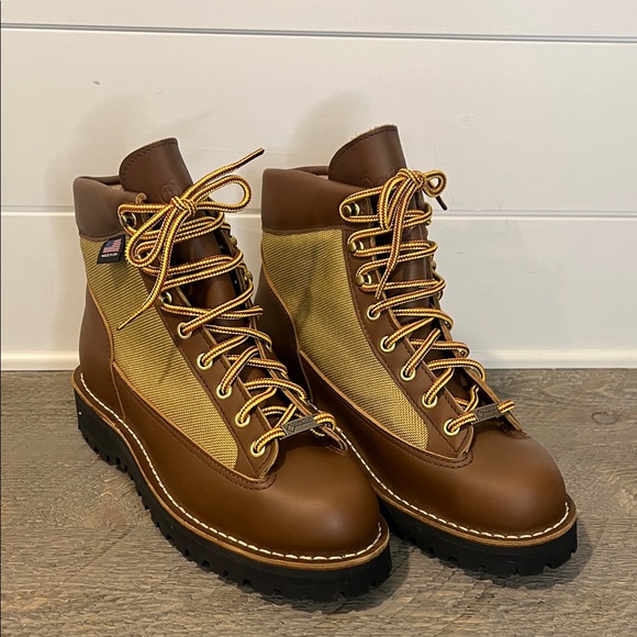 Danner Shoes - NWOT - Danner Women’s Light Khaki Boots - Sz 7.5